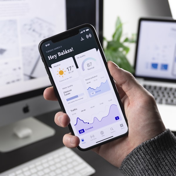 球速体育手机版APP展示图 - 手机屏幕上显示着赛事直播与数据界面