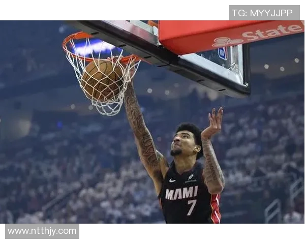 拼得很凶！韦尔保护后场篮板 球鞋被甩出场外