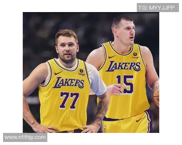 世界队拍摄定妆照 约基奇和东契奇这是在打情骂俏吗😂?